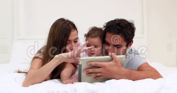 爱父母带着宝贝女儿用平板电脑视频的预览图