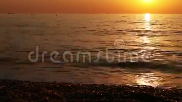 夜晚平静的海浪视频的预览图