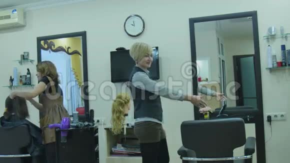 理发师在美容院工作视频的预览图
