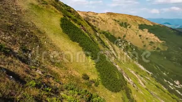 时光流逝山谷上空的动态天空视频的预览图