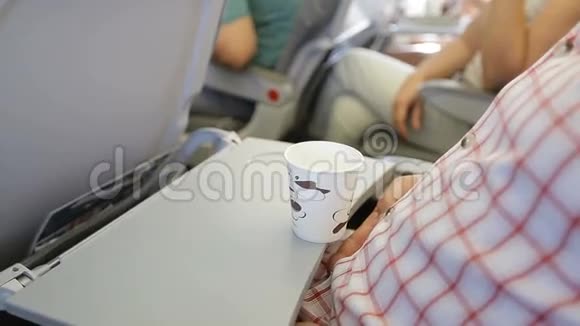 人在飞机上玩咖啡杯坐在乘客车厢里的人旅行者视频的预览图