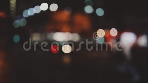 Bokeh背景老式电影外观的城市夜晚街道交通视频的预览图
