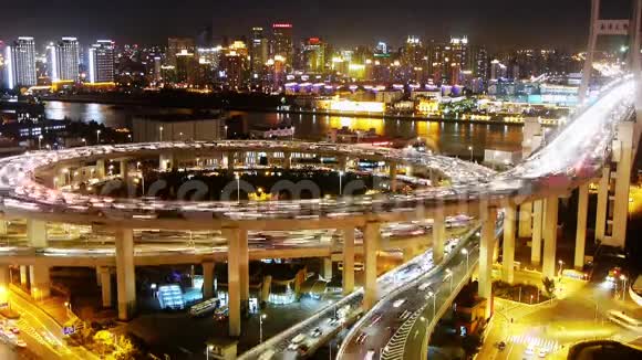 夜间高速公路立交上交通拥堵城市景观视频的预览图