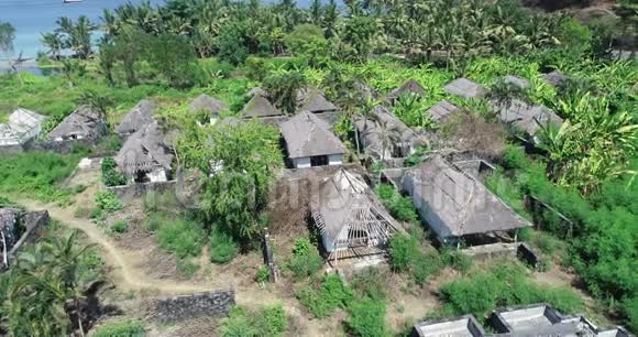 巴厘岛热带岛屿废弃房屋的鸟瞰图视频的预览图