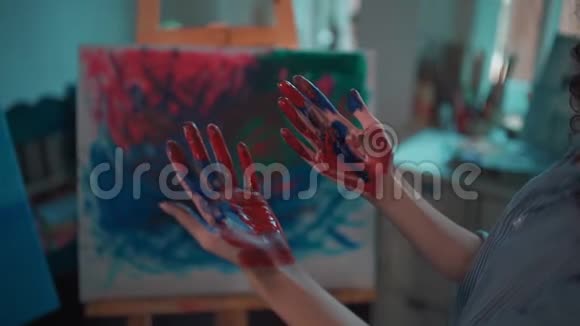 年轻美丽的女性用手指画出抽象的图画视频的预览图