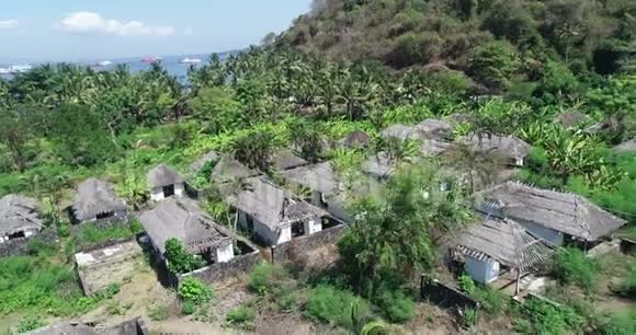 巴厘岛热带岛屿废弃房屋的鸟瞰图视频的预览图