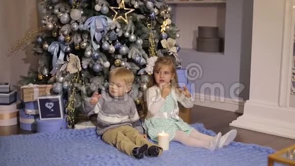 圣诞树附近有两个小孩视频的预览图