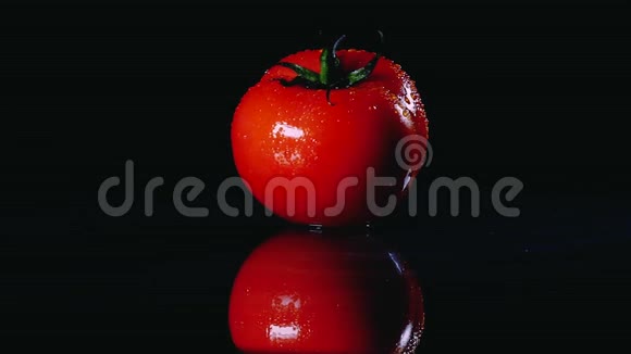 纯熟番茄在黑色背景上旋转特写镜头视频的预览图