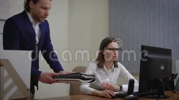 老板把任务交给秘书穿白色衬衫的高级商务女性视频的预览图
