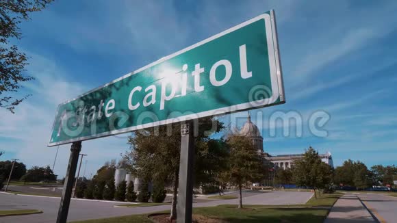 方向标志到俄克拉荷马州国会大厦视频的预览图