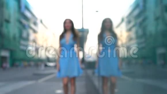 穿着蓝色裙子走在街上的苗条女孩超级慢动作bokeh视频250fps视频的预览图