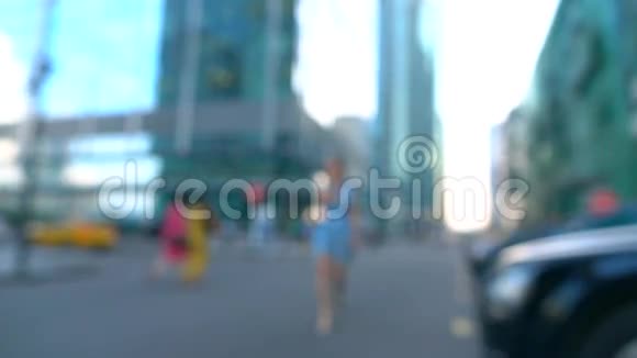 穿蓝色裙子的苗条女人走在夏天的街道上超级慢动作bokeh视频250fps视频的预览图