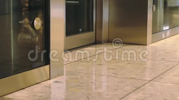 从商场的电梯里走出来的女人的鞋子视频的预览图