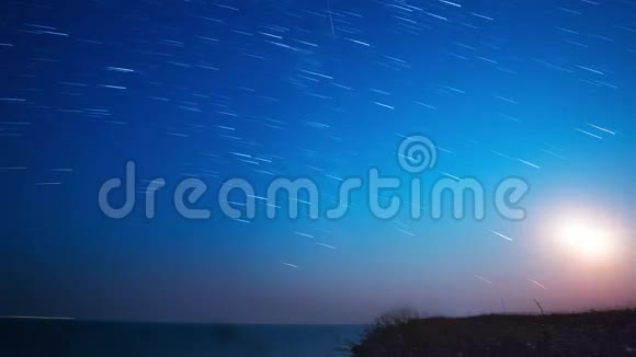 星星和月亮在海上时间流逝4K视频的预览图