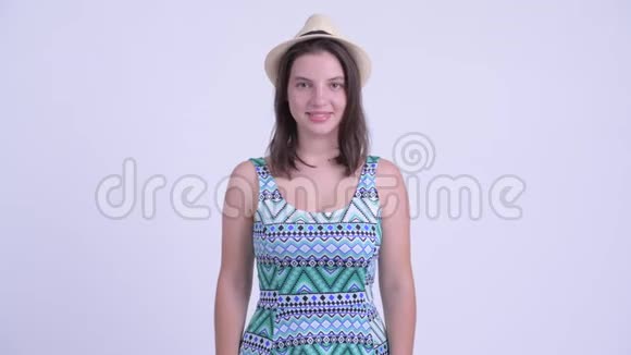 快乐的年轻美丽的旅游妇女双臂交叉微笑视频的预览图
