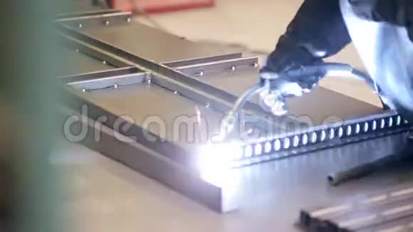 在金属厂工作的焊工焊工焊接金属零件视频的预览图