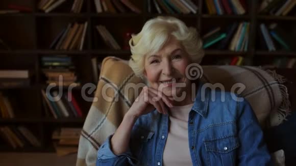 坐在扶手椅上的快乐老妇人视频的预览图
