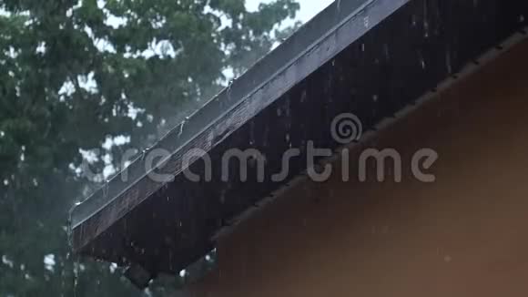 大雨从屋顶倾泻下来视频的预览图