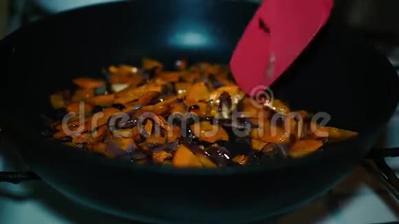 在锅里煮蔬菜视频的预览图
