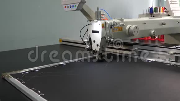 人造皮革上的自动机器刺绣图案机器人在裁剪生产线上工作机器人缝纫视频的预览图