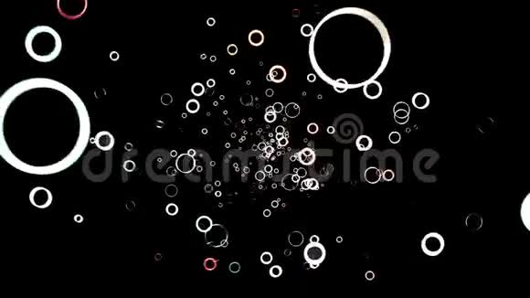 抽象动画的白色和红色小绿环漂浮在黑色背景上动画飞行的圆形框架视频的预览图