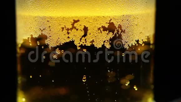 啤酒倒在玻璃杯里泡泡视频的预览图