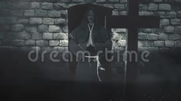 天主教盲僧在坟墓前牵手祈祷视频的预览图