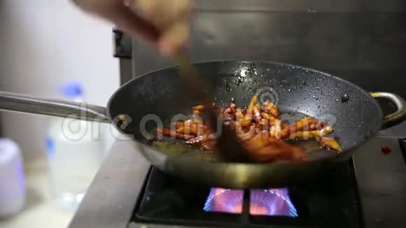 新鲜海鲜汤视频的预览图