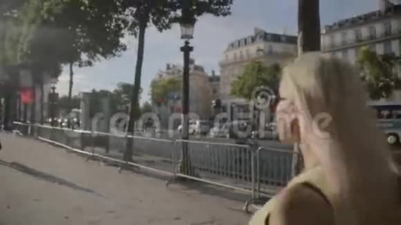 戴着墨镜的漂亮女人穿着一沿街走着视频的预览图