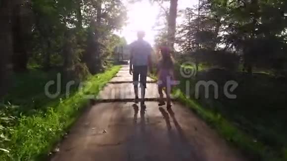 孩子们走在乡间小路上视频的预览图