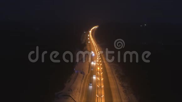 黑暗中道路上的交通视频的预览图