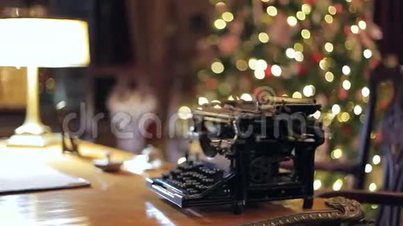 复古圣诞内饰与旧打字机视频的预览图