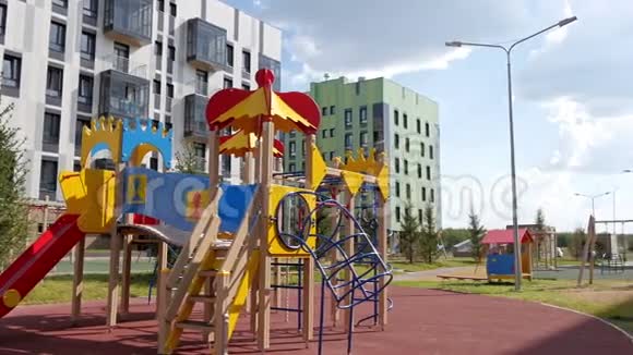 俄罗斯城市诺诺波利斯空儿童游乐场全景拍摄视频的预览图