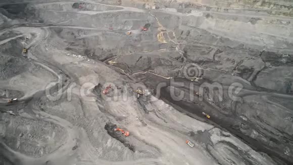 全景鸟瞰拍摄露天矿山采煤自卸汽车采石采掘业剥离工作大黄视频的预览图