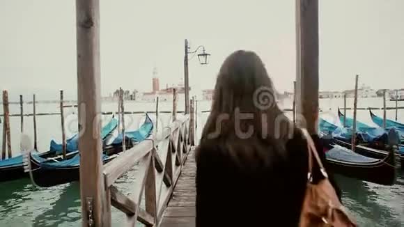 意大利威尼斯大运河码头上行走的妇女视频的预览图