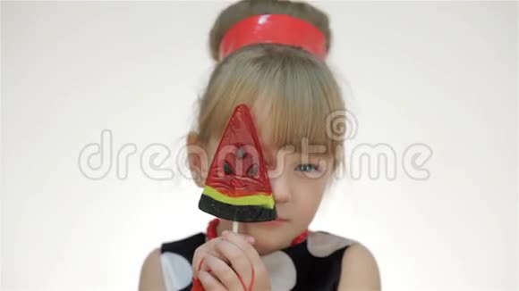女孩遮住眼睛棒棒糖视频的预览图