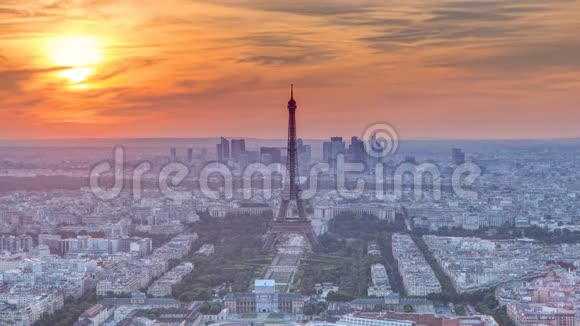 日落时分巴黎全景法国巴黎蒙帕纳斯大厦埃菲尔铁塔景视频的预览图