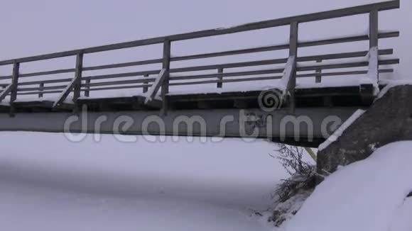 穿过冰冻湖的桥视频的预览图