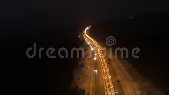 黑暗中道路上的交通视频的预览图