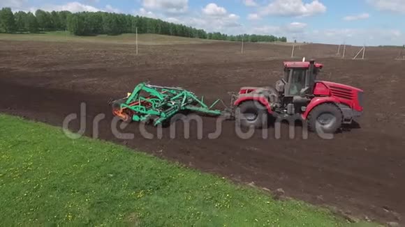 农业机械拖拉机在夏季耕地土壤上犁耕施肥种植作物视频的预览图