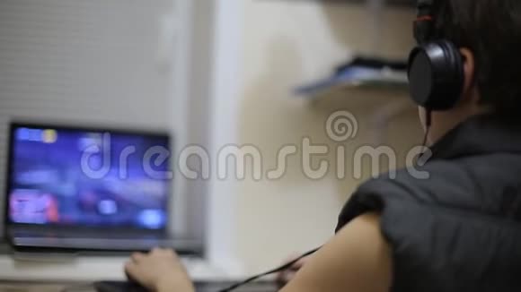 青少年玩电脑电子游戏视频的预览图