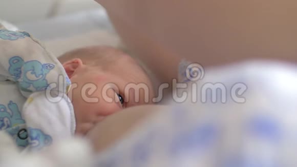 妇产医院母乳喂养新生儿视频的预览图