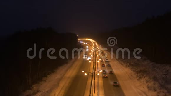 黑暗中道路上的交通视频的预览图