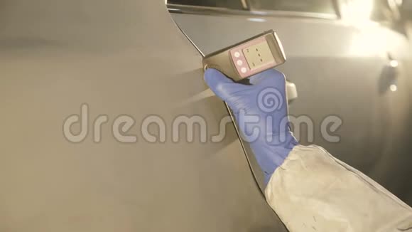 用测厚仪测量汽车表面底漆厚度的观点视频的预览图
