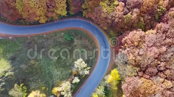 蛇形道路的鸟瞰和美丽的秋天景观视频的预览图
