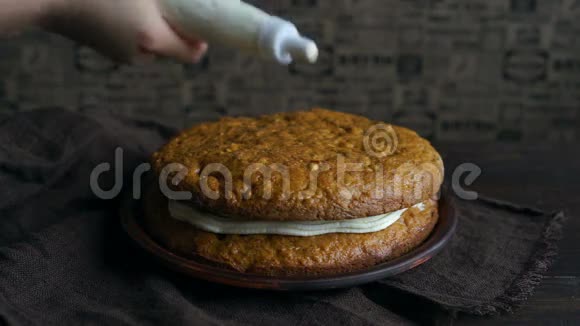 胡萝卜蛋糕装饰厨师倒黄油霜管道袋视频的预览图