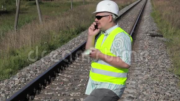 拥有智能手机和金钱的铁路工程师视频的预览图
