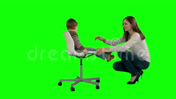 妈妈和男孩在绿色屏幕上玩游戏视频的预览图