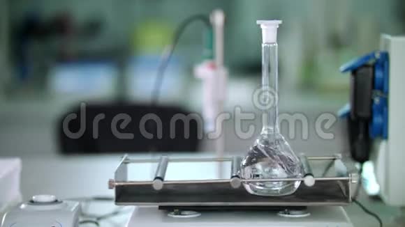 实验室摇瓶的玻璃瓶医疗实验室设备的特写视频的预览图