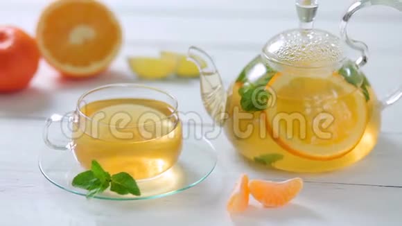 带绿茶橘子普通话石灰和薄荷的玻璃茶壶和杯子视频的预览图